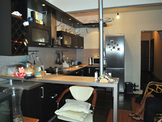Кухонный комплект с барной стойкой и верхней подсветкой